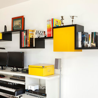 Idées déco pour un bureau contemporain de type studio et de taille moyenne avec un mur blanc et un bureau intégré.