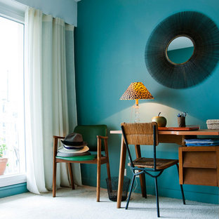 Cette image montre un bureau design de taille moyenne avec un mur bleu, moquette et un bureau indépendant.