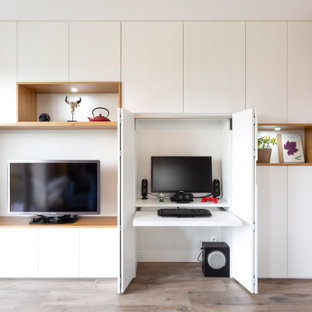 Cette image montre un bureau design.