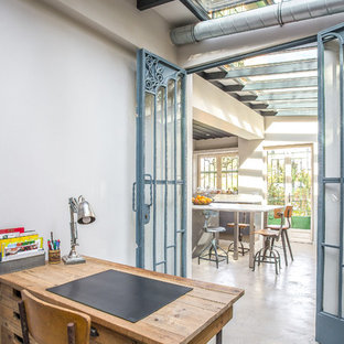 Exemple d'un bureau tendance avec un mur blanc, béton au sol, un bureau indépendant et un sol gris.