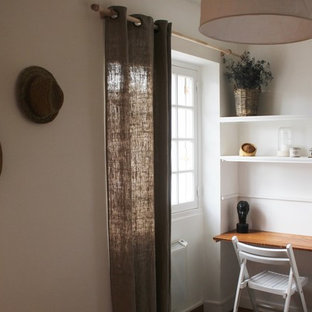 Idée de décoration pour un petit bureau bohème avec un mur beige et un bureau intégré.