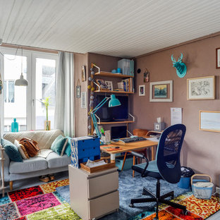 Aménagement d'un bureau éclectique de taille moyenne avec un sol gris, un mur beige, un sol en bois peint et un bureau indépendant.