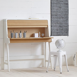 Idée de décoration pour un petit bureau design avec un mur blanc, un sol en bois clair et un bureau indépendant.