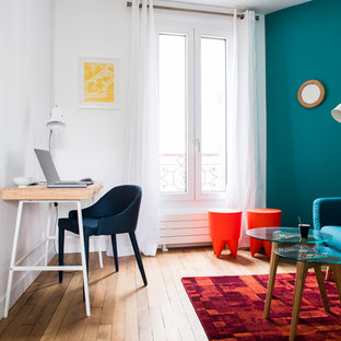 Exemple d'un petit bureau éclectique avec un mur bleu, aucune cheminée, un sol en bois foncé, un bureau indépendant et un sol marron.