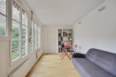 パリにあるラグジュアリーなコンテンポラリースタイルのおしゃれなホームオフィス・書斎の写真