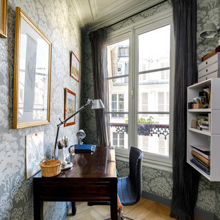 Idée de décoration pour un petit bureau tradition avec un bureau indépendant, un mur gris, un sol en bois brun et un sol marron.