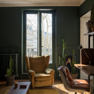 Exemple d'un bureau éclectique avec un mur vert, un sol en bois brun, un bureau indépendant et un sol beige.