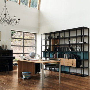 Idées déco pour un grand bureau classique avec un mur blanc, un sol en bois brun, aucune cheminée et un bureau indépendant.