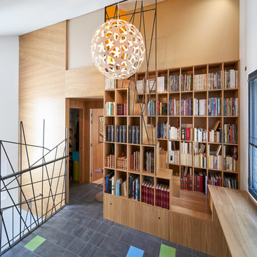 Espace bureau à domicile avec bibliothèque sur mesure et garde-corps très modern