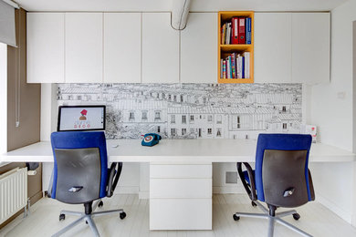 Idée de décoration pour un bureau design de taille moyenne avec un mur blanc, parquet peint et un bureau intégré.