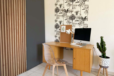 マルセイユにある低価格の小さなミッドセンチュリースタイルのおしゃれな書斎 (白い壁、セラミックタイルの床、暖炉なし、造り付け机、壁紙) の写真