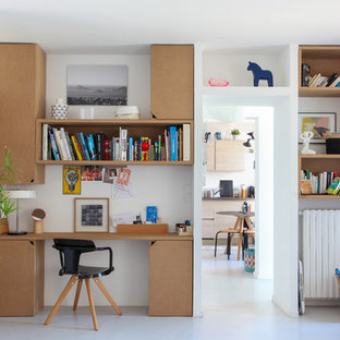 Idée de décoration pour un bureau nordique de taille moyenne avec un mur blanc, aucune cheminée et un bureau intégré.