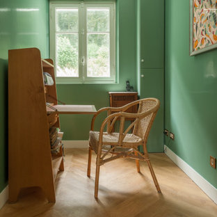 Cette photo montre un bureau bord de mer de taille moyenne avec un mur vert, un bureau indépendant et un sol beige.