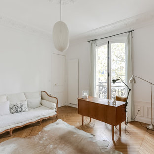 Inspiration pour un bureau traditionnel de taille moyenne avec un mur blanc, un sol en bois clair, un bureau indépendant et aucune cheminée.