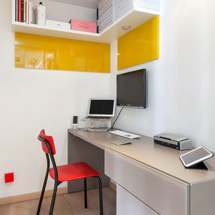 Exemple d'un bureau tendance de taille moyenne avec un mur blanc, un sol en bois clair et un bureau intégré.