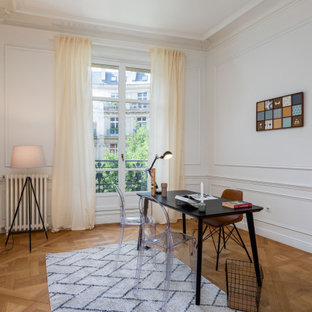 Cette image montre un bureau design avec un mur blanc, un sol en bois brun, un bureau indépendant, un sol marron et du lambris.