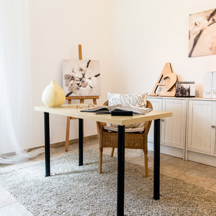 Exemple d'un bureau nature de taille moyenne avec un mur beige et un bureau indépendant.