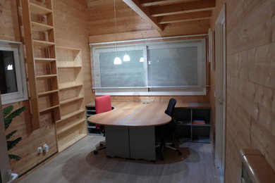 Cette photo montre un bureau scandinave de taille moyenne avec sol en béton ciré, aucune cheminée, un bureau indépendant et un sol gris.