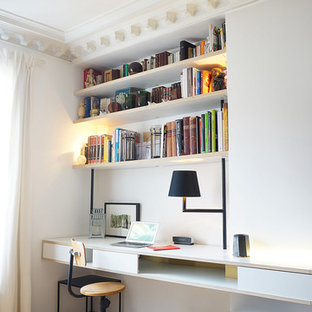 Exemple d'un bureau tendance de taille moyenne avec un mur blanc, un sol en bois brun et un bureau intégré.