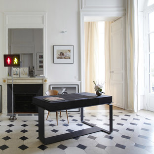 Idées déco pour un grand bureau contemporain avec une cheminée standard, un manteau de cheminée en pierre, un bureau indépendant, un mur blanc et un sol multicolore.