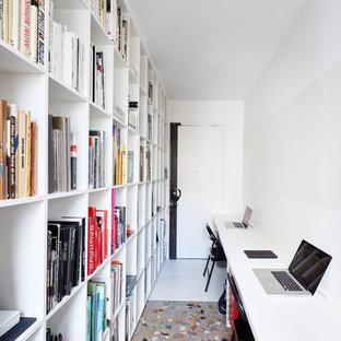 Aménagement d'un bureau scandinave de taille moyenne avec un mur blanc, aucune cheminée et un bureau indépendant.