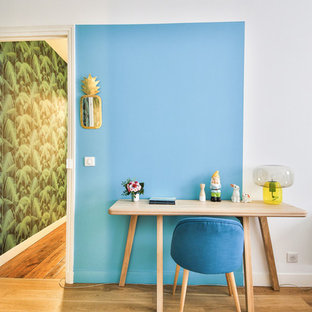 Aménagement d'un bureau scandinave avec un mur bleu, un sol en bois clair, aucune cheminée et un bureau indépendant.