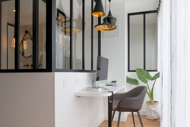 Inspiration pour un petit bureau design avec un mur blanc, parquet clair, un bureau intégré et un sol beige.