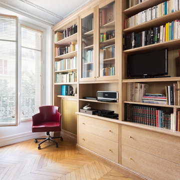 Le bureau et la bibliothèque intégrée