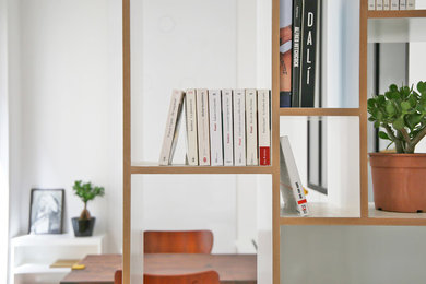Foto de despacho contemporáneo pequeño con paredes blancas, suelo de madera clara, escritorio empotrado y suelo beige