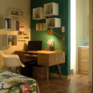 Cette image montre un bureau vintage de taille moyenne avec un mur vert et un sol en carreau de terre cuite.