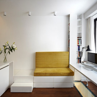 Exemple d'un petit bureau tendance avec un mur blanc, aucune cheminée, un sol en bois foncé et un bureau indépendant.
