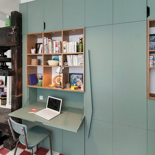 Idéer för att renovera ett litet funkis hemmabibliotek, med blå väggar och ett inbyggt skrivbord