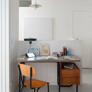 Exemple d'un bureau tendance avec un mur blanc, un bureau indépendant et un sol gris.