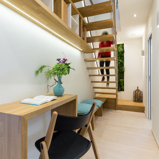 Aménagement d'un petit bureau moderne avec un bureau indépendant.