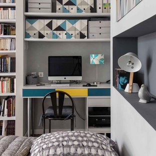 Cette photo montre un petit bureau scandinave avec un mur blanc et un bureau intégré.