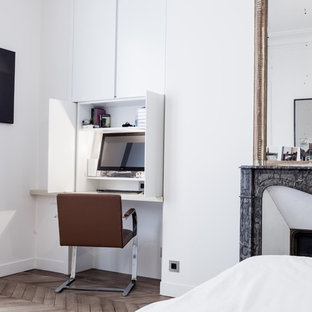 Réalisation d'un petit bureau design avec un bureau intégré, un mur blanc et un sol en bois clair.