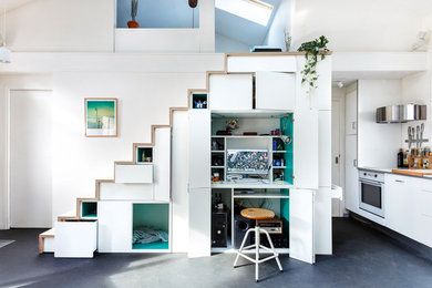 Diseño de despacho escandinavo pequeño con biblioteca, paredes blancas, suelo vinílico, estufa de leña y suelo gris