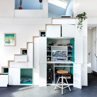 Cette photo montre un bureau tendance avec un bureau intégré.