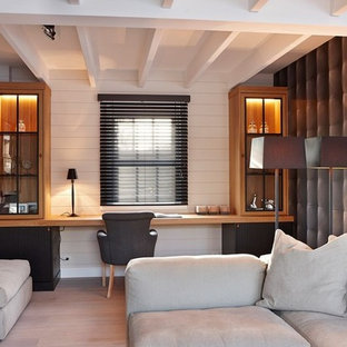 Cette image montre un bureau rustique de taille moyenne avec un mur blanc, un sol en bois clair et un bureau intégré.