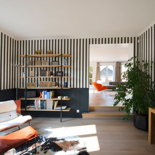 Idées déco pour un grand bureau contemporain avec un mur multicolore, un sol en bois clair et un bureau indépendant.