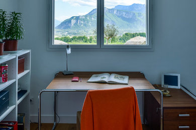 Cette photo montre un bureau tendance de taille moyenne avec un mur blanc, un sol en bois brun, aucune cheminée et un bureau indépendant.