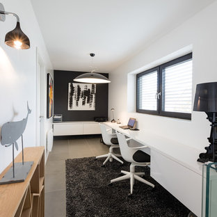 Exemple d'un grand bureau tendance avec un mur blanc, un sol en carrelage de céramique, un bureau intégré et un sol gris.