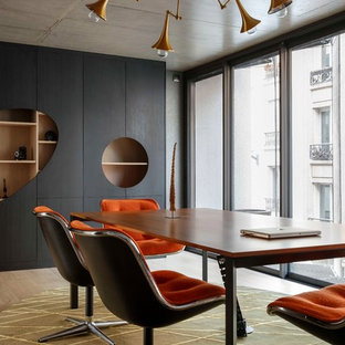 Exemple d'un grand bureau tendance avec un bureau indépendant, un mur gris, un sol en bois clair et un sol beige.