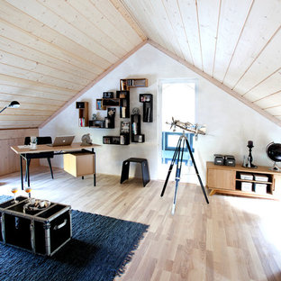 Inspiration pour un grand bureau design avec un mur blanc, un sol en bois clair, un bureau indépendant et aucune cheminée.