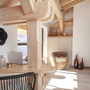 Inspiration pour un bureau méditerranéen avec un mur blanc, un sol en bois clair, un bureau intégré et un sol beige.