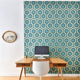 Aménagement d'un bureau contemporain de taille moyenne avec un mur multicolore, un sol en bois clair et un bureau indépendant.