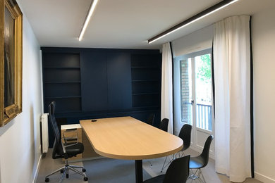 Ejemplo de despacho minimalista pequeño con paredes blancas, moqueta, escritorio empotrado y suelo gris