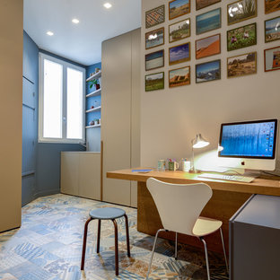 Cette image montre un bureau design de taille moyenne avec un mur beige et un bureau intégré.