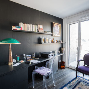 Aménagement d'un bureau éclectique avec un mur marron, un sol en bois foncé et un bureau indépendant.