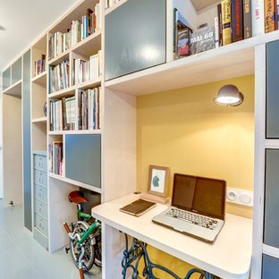 Inspiration för små retro hemmabibliotek, med gula väggar, målat trägolv och ett inbyggt skrivbord